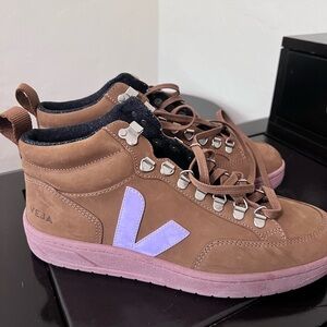 Veja never worn Suede sneaker boot size 10